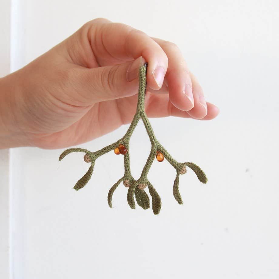 手紙社のインスタグラム：「【季節感たっぷり！ 新作のアクセサリーはいかが？】﻿ 身近な植物や生き物をモチーフに、繊細なレース編みで表現したアクセサリーを制作する「Tralalala.」。今回の布博で登場するのは、立体的に編まれた羽が特徴の「ナナホシテントウの耳飾り」、はらはらと舞い落ちるような「キンモクセイの耳飾り」、ハチミツ色の透き通ったガラスビーズがついた「ヤドリギのブローチ」の3種類。季節感のあるアクセサリーとなっています。﻿ ﻿ ーーーーー﻿ ﻿ ▼Tralalala.（@tralala_lab）﻿ ﻿ オンラインミーティング﻿ →12/16（水）18:00〜﻿ ﻿ ショップ販売期間﻿ →12/16（水）19:00〜12/23（水）19:00﻿ ﻿ ーーーーー﻿ ﻿ ＜新しいオンラインフェスティバル・布博　開催概要＞﻿ 会期：2020年12月14日（月）〜26日（土）﻿ チケット：一般 1,000円／手紙社の部員 900円﻿ 会場：「新しいオンラインフェスティバル・布博」公式サイト﻿ ▶︎詳細は「@textilefabrics」プロフィールのURLから！﻿ ﻿ ▶︎布博で販売されるアイテムを事前にチェックできる“プレビュー”開催中！　公式サイト「出展者一覧」の「ショップを見る」ボタンからアクセス！﻿ ﻿ ーーーーー﻿ ﻿ ◎「新しいオンラインフェスティバル・布博」は3本立て！﻿ ﻿ 1）オンラインミーティング（番組）﻿ ▶︎12/14（月）〜19（土）毎日開催！﻿ 出展者による作品紹介やアトリエツアーなどの番組を生配信！﻿ 作り手との会話をお楽しみいただけます。﻿ ﻿ 2）オンラインショッピング﻿ ▶︎12/14（月）〜毎日異なる出展者が販売を開始します！﻿ 出展者による新作や、ここでしか買えない限定作品、もちろん、定番商品も購入することができます！﻿ ※それぞれの販売期間は公式サイトからご確認ください﻿ ﻿ 3）スペシャル音楽ライブ番組﻿ 12/20（日）は7時間を超える生放送をお届け！﻿ 豪華アーティスト4組による音楽ライブや、プロのスタイリストが布博アイテムのスタイリングを紹介する「ライブスタイリング」を生配信します！﻿ ﻿ #手紙社#手紙舎#布博#オンラインイベント#新しいオンラインフェスティバル#新しいオンラインフェスティバル布博#ブローチ博#布雑貨#手芸#テキスタイル#刺繍#ブローチ博#ハンドメイド#編み物#手織り#レース編み#耳飾り#アクセサリー#tegamisha#nunohaku#textile#textiledesign#fabric#handmade#handcraft#accessory#embroidery#Tralalala#布博まであと4日」