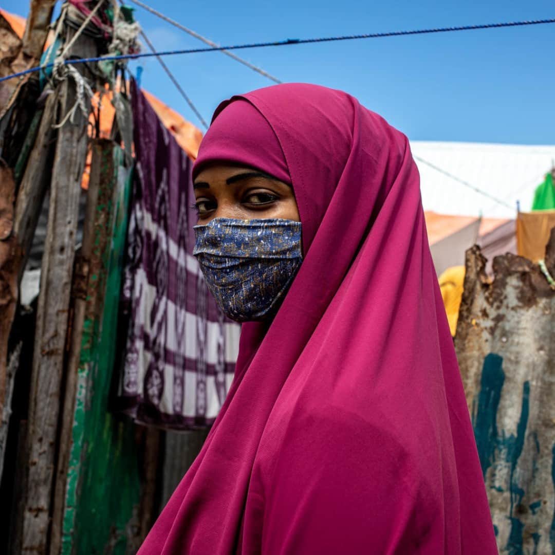 unicefさんのインスタグラム写真 - (unicefInstagram)「“Despite all the security challenges we face, we continue.” Niciima, a 20-year-old social worker,  goes door-to-door in Mogadishu, Somalia to raise awareness about COVID-19.⠀ ⠀ “During the first week, I was a bit worried, but I am not afraid to do the right thing. We all dream of the wellbeing of our society and that’s what really matters.” ⠀ ⠀ As humanitarian workers like Niciima selflessly work to support families in emergencies, they are increasingly coming under fire.⠀ ⠀ UNICEF is calling for humanitarian workers to be protected at all costs. They must feel safe and supported as they reach some of the world’s most vulnerable children. ⠀ ⠀ © UNICEF/UNI367044/Taxta」12月10日 14時15分 - unicef