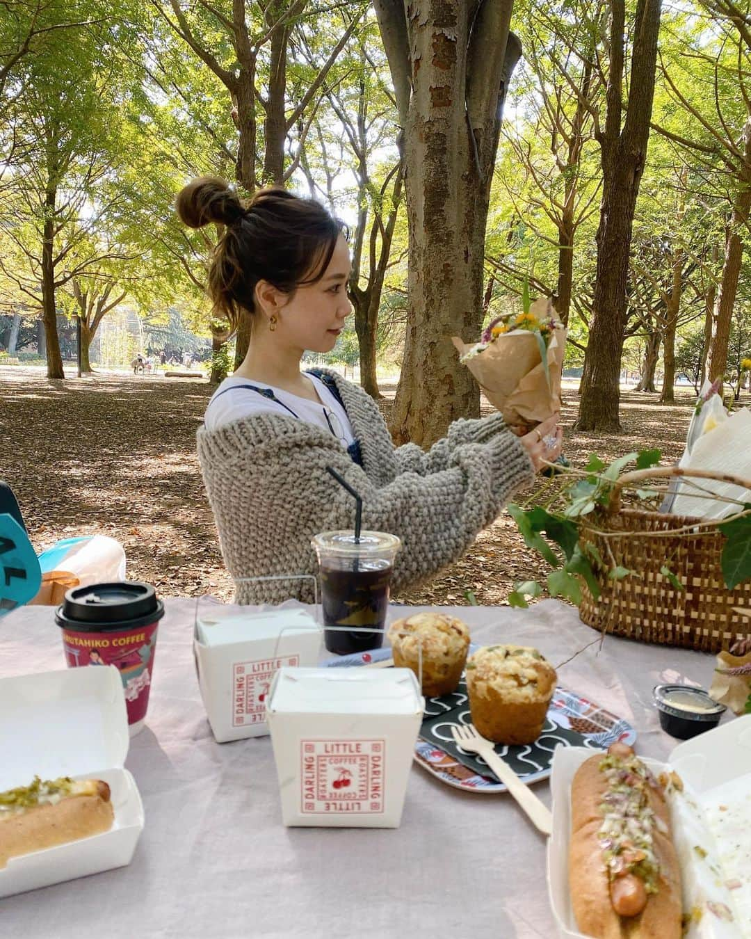 田中里奈さんのインスタグラム写真 - (田中里奈Instagram)「お花を持ってる時が一番嬉しそうだな〜！  雑誌OZ TRIPでの連載『RINA'S TRIP DIARY』📕 読んだ人が、旅やお出かけに行きたい気持ちになるといいなって思いながらのびのびと自由に書かせてもらっていますが、今回は大好きな〝お花屋さん〟について書きました💐 ほんとね、お花好き。というかお花屋さんも好き。 生き生きしたお花たちが並んでるあの空間が本当に好きで、願いが叶うなら好きなお花屋さんの隣に住みたいっていつも言ってる🙋🏻‍♀️←  OZの連載は、次何書こうかな〜って、身の回りの楽しいものや好きなものを見つけ直すきっかけを与えてくれてる気がします。 やっぱり楽しいことは、自然に向こう側からやってくるんじゃなくて、自分から楽しみにいく気持ちが大切だなと。 好きな気持ちもそう。自分から好きになる気持ち大事！ 周りの日々を楽しむプロたちを見て思うし、私自身もそう思います✨ そうやっていつも楽しいことを迎えにいける私でありたいです。  OZ TRIP、本屋さんで見かけたら是非お手に取ってみてください☺️  #oztrip #ozmagazine #お花のある暮らし #flowerstagram」12月10日 14時25分 - tanakaofficial