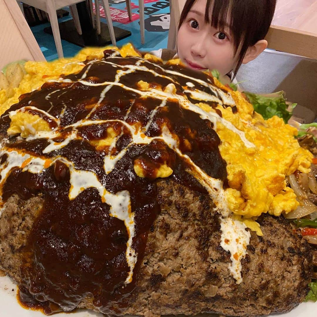 おごせ綾さんのインスタグラム写真 - (おごせ綾Instagram)「有吉ゼミでも紹介された巨大なハンバーグや唐揚げ等が乗った夢のオムライスプレートのデカ盛りに挑戦させていただいてきました✨  【有吉ゼミ】3.9kg成功無料❗️超巨大ハンバーグオムライスチャレンジ【大食い】【早食い】 https://youtu.be/CmKgNc5lito  ハンバーグ美味し過ぎました✨✨ バターのたっぷり効いたチキンライスも本当に絶品❤️ お店の雰囲気も大好きです✨ ごちそうさまでした✨  馬場さんの愛したお料理やご家庭の食卓を再現した美味しいお料理等がいただける素敵なお店です 【ジャイアント馬場バル】さん 050-2019-5257 〒105-0004 東京都港区新橋2丁目9−17 第二常盤ビル B1F  #ジャイアント馬場バル#有吉ゼミ#チャレンジメニュー#大食い女子 #おごせ綾# #gourmet#yummymummies#yummy#gourmet#delicious #グルメ#飲食店を盛り上げたい#美味しいもの#グルメ#食べ歩き#美味しいもの好きと繋がりたい#グルメな人と繋がりたい#聖地#デカ盛り#オムライス#ハンバーグ#唐揚げ#ジャイアント馬場さん#美味しい#オススメ#YouTube#早食い」12月10日 14時20分 - ogose0123