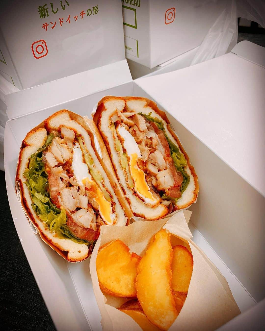 Erenaのインスタグラム：「🥪sandwich🥪 Generous sandwich. 今日のデリバリーLunchはボリューミーなサンドイッチsetだよ🤟😉🍟🌭🌿 . #lunch#lunchtime#delivery#office#sandwich#potato#generous#ランチ#デリバリー#オフィス#サンドイッチ#ポテト#ランチbox#ボリューミーサンド」