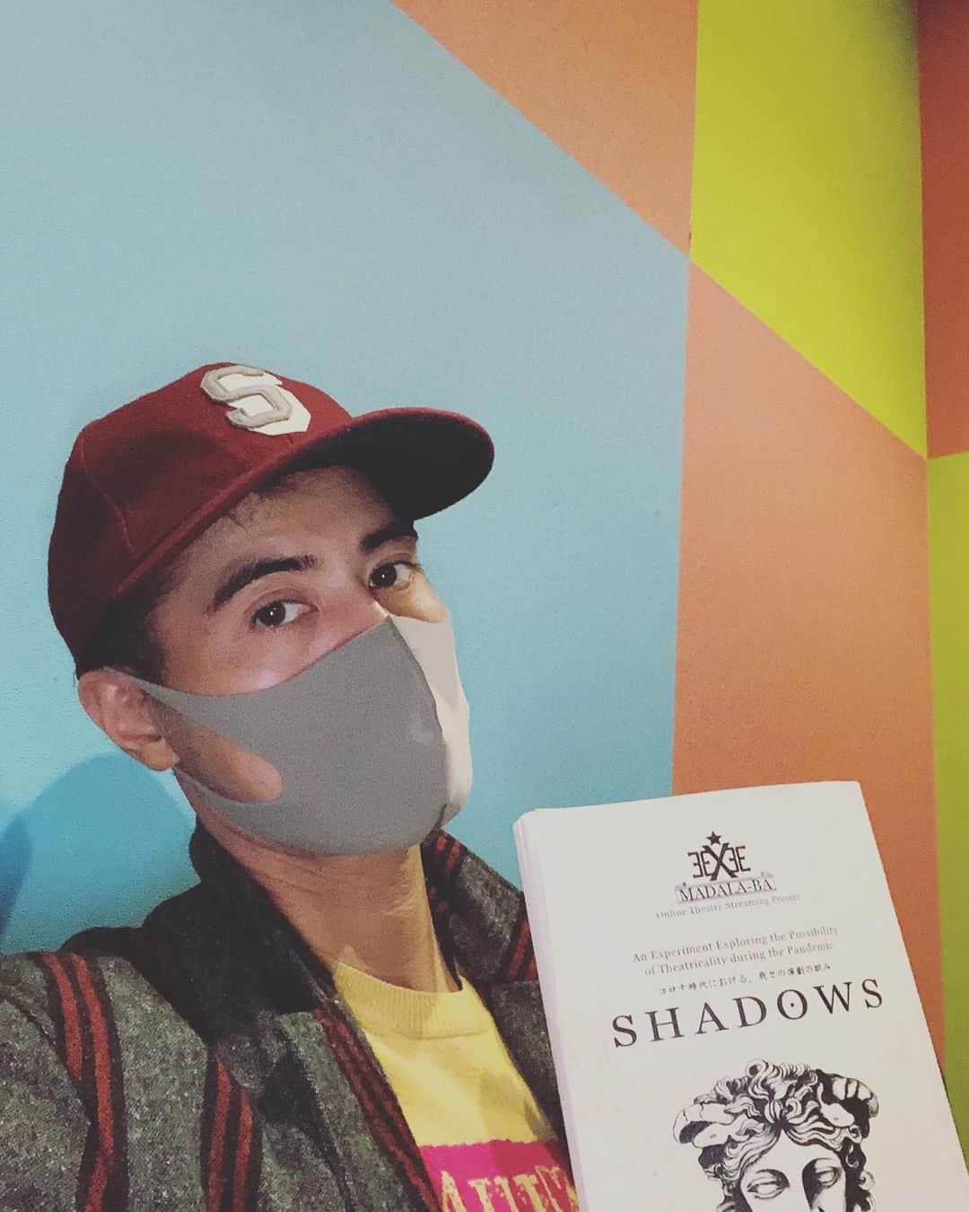 のインスタグラム：「SHADOWSクラウドファンディング最終日！残すところあと10時間を切りました〜迷っている方！今初めて知った方！今がタイミングです。 共に共犯者になりましょう！ クラファンページはプロフィールから→ @shinsuke.aoki  #シャドウズ #クラウドファンディング #配信演劇 #マダラバ」