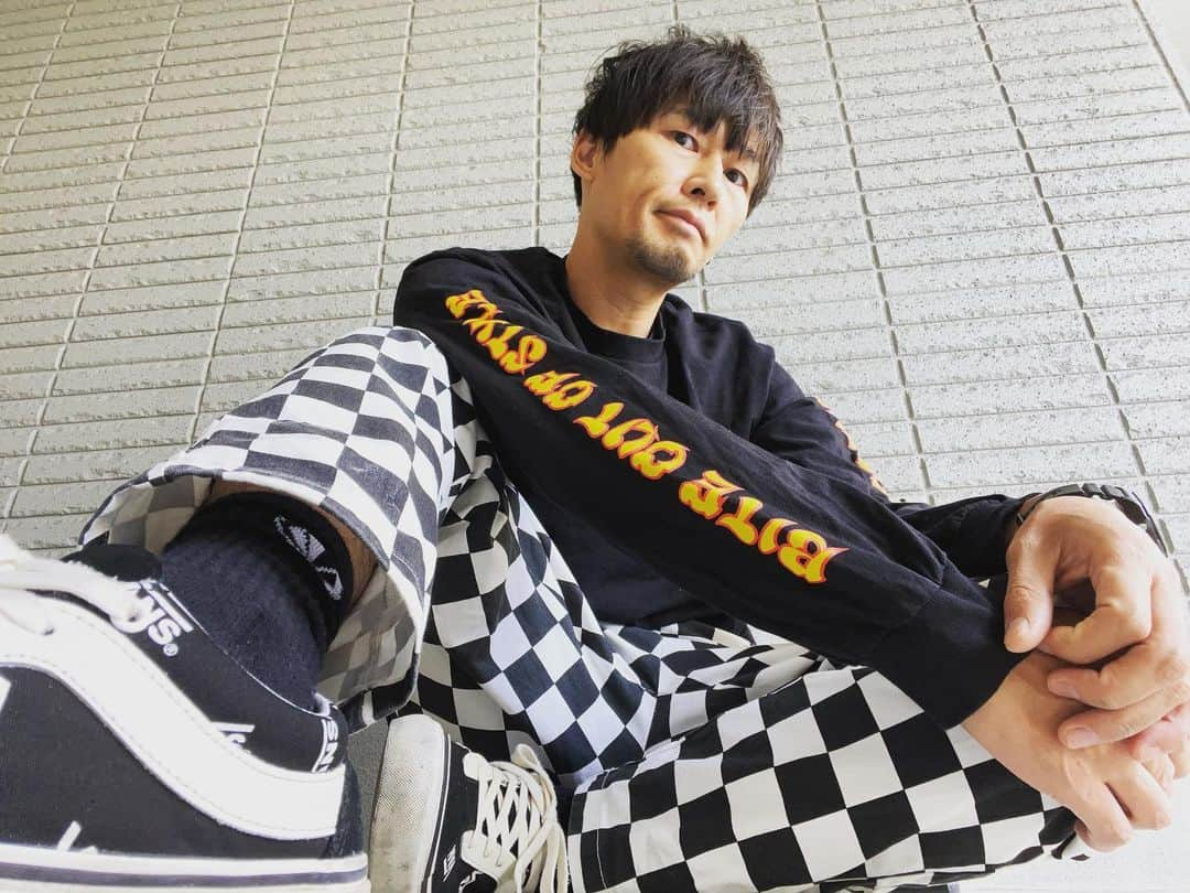 HASSYさんのインスタグラム写真 - (HASSYInstagram)「. ストリート×フィッシングをクロスオーバーさせるブランド。 『RAD SENSE』 @rad.sense   punkなデザインは僕好み👨🏼‍🎤  僕の中でのフィッシングカルチャーは、アーバンにある🌇 釣りを通じ都心部と自然の境界線に生きる者として、可能な限り衣類は自由に普段と変わらず好きな物を着る。 釣りもファッションも自由だろ？  ダサいとかカッコイイは自分が決めるもんだ‼️カッコイイとか楽しいとか自分が思う周りの人達でカルチャーショック起こしたいね。  細かいことグダグダ言われる世の中だけど、相手の弱み見つけるより楽しいこと1つでも考えたほうが  ええやんかぁ〜‼️ってね🤮  #本日のファッション  #radsense #ラッドセンス  #cookman #cookmanjp  #volcom #vans  #釣りコーデ  #バスフィッシング #バス釣り  #ライトゲーム #bassfishing  #fishing #ええやんかぁ  #ええやんかぁの輪」12月10日 14時21分 - hassy_upsetter