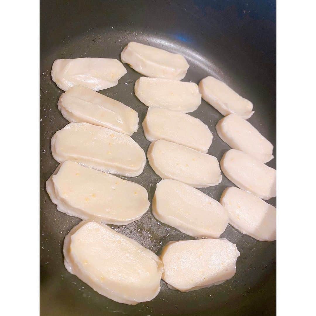 大野南香さんのインスタグラム写真 - (大野南香Instagram)「* 【🫓Namafu Dengaku🫓】 Namafu is Japanese raw wheat gluten mixed with rice flour and steamed in large blocks.  Namafu Dengaku is grilled Namafu with sweet miso paste.  Grilled Namafu has a chewy, soft texture like mochi but contains much protein😋 ＊How to Make＊ 1. Grill sliced Namafu lightly. (That's it!😂) 2. Mix miso and brown sugar for miso paste. 3. Add kinako, roasted soybean flour as optional. ︎︎﻿ ︎︎﻿☺︎︎﻿ ︎︎﻿ ︎︎﻿☺︎︎﻿ ︎︎﻿ ︎︎﻿☺︎︎﻿ 【🫓生麩田楽と生麩きなこ🫓】 この前金沢行ったときに、加賀棒茶の生麩を買ってきたから朝ごはんから生麩😅 表面をカリッと焼くと、おもちみたいにもちもちして、とってもおいしい😊生麩見かけたらぜひ買って作って見てね😉 ＊作り方＊ 1. スライスした生麩ちゃんたちの表面を軽く焼く 2. 好きなお味噌と黒糖を混ぜて味噌ペーストを作る(私は今回頂いた自家製みそを使ったよ❤︎) 3. きなこを振りかけてもおいしい！ 4. 完成！  ほとんど切って焼くだけだけど、朝にはちょうどいい😉  #everydayhappy ︎︎﻿ ︎︎﻿☺︎︎﻿  #ヘルシー﻿ #料理﻿ #クッキングラム ﻿ #cooking﻿ #healthyfood﻿ #minakaskitchen﻿ #vegansweets﻿ #ヴィーガンスイーツ﻿ #homemade ﻿ #homemadefood ﻿ #vegan﻿ #vegetalian﻿ #ベジタリアン﻿ #ヴィーガン﻿ #ビーガン﻿ #organic﻿ #organicfood ﻿ #bio﻿ #オーガニックカフェ﻿ #cheesecake﻿ #bakedcheesecake ﻿ #vegandessert﻿ #sweets ﻿ #namafu #生麩」12月10日 14時21分 - minaka_official