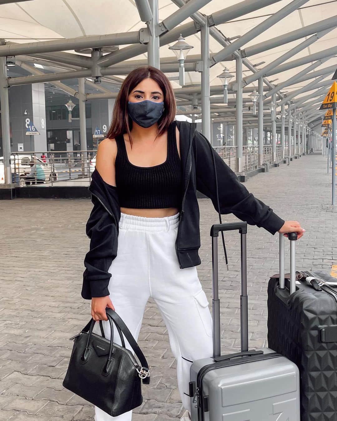 Aashna Shroffさんのインスタグラム写真 - (Aashna ShroffInstagram)「Anyone missed my airport looks?  All smiles after getting on a flight after so long! Made it to Delhi yesterday, and currently prepping for a very long but extremely exciting shoot today, before I go back to Bombay this evening ✈️ (tap for deets)」12月10日 14時29分 - aashnashroff