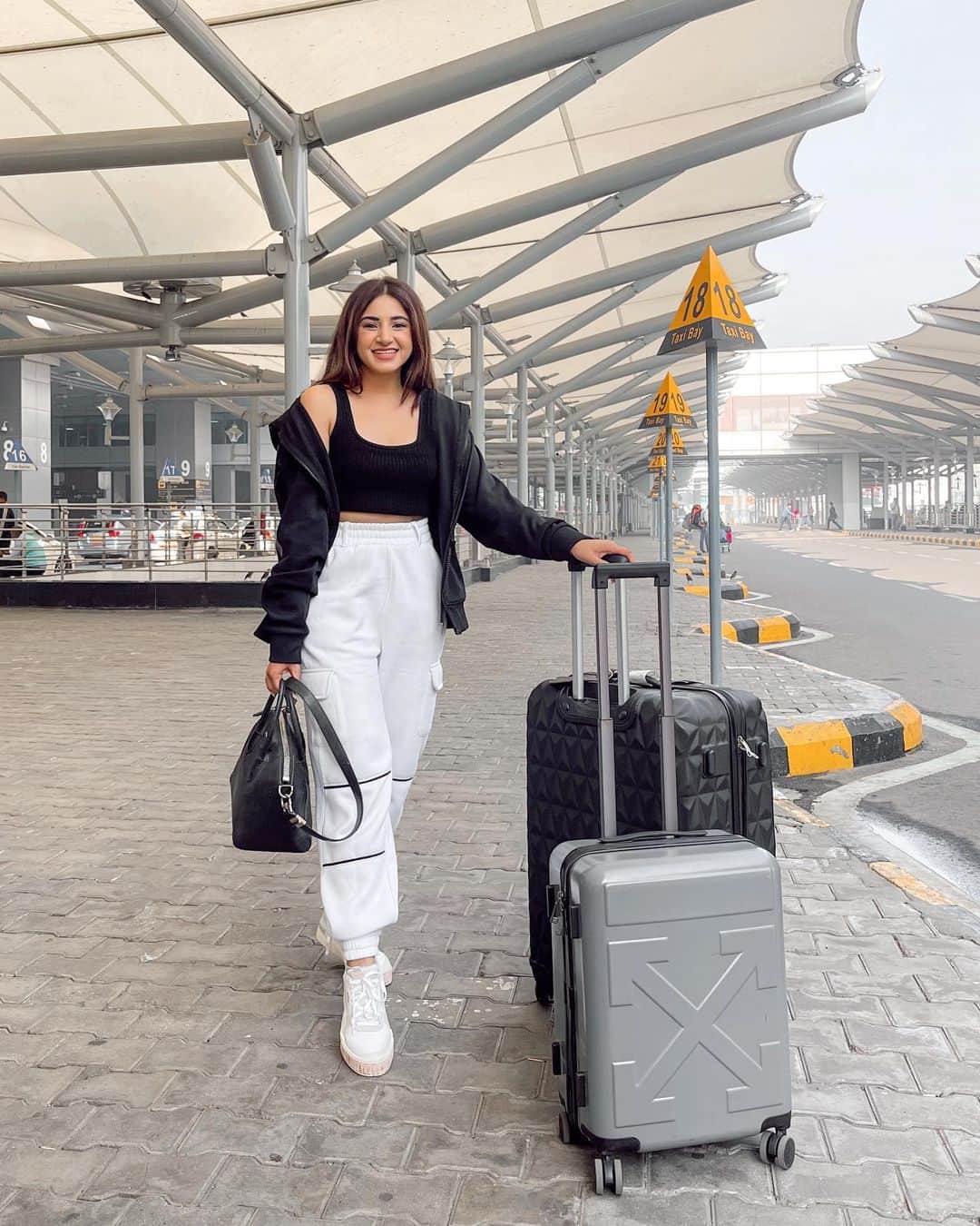 Aashna Shroffさんのインスタグラム写真 - (Aashna ShroffInstagram)「Anyone missed my airport looks?  All smiles after getting on a flight after so long! Made it to Delhi yesterday, and currently prepping for a very long but extremely exciting shoot today, before I go back to Bombay this evening ✈️ (tap for deets)」12月10日 14時29分 - aashnashroff
