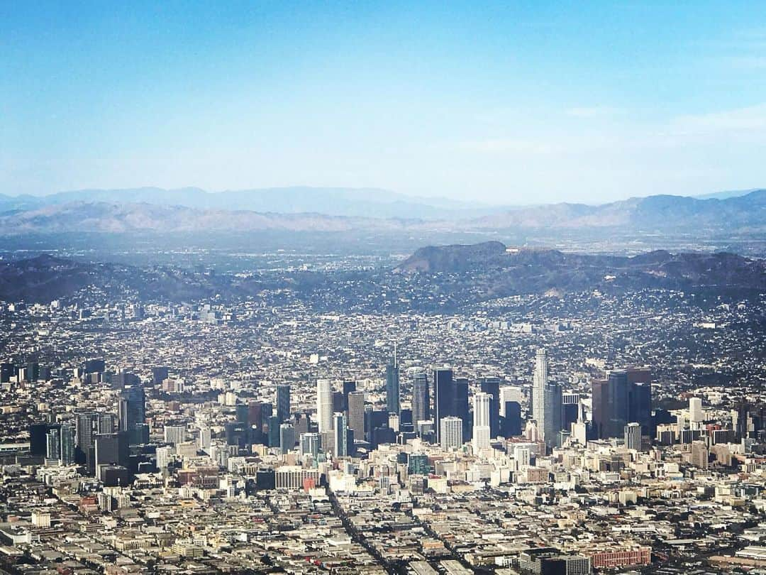 カリフォルニアスタイルのインスタグラム：「Hello, Downtown Los Angeles‼️  右上の山頂に白く見えるのがHOLLYWOOD サインね❣️  #californiastyle #california #dtla #hollywood #hollywoodsign #losangeles #socal #downtown #staplecenter #dogers #lakers #hometown #カリフォルニアスタイル #カリフォルニア #ダウンタウン #カリフォルニア工務店 #ライフスタイル不動産 #ライフスタイル #南カリフォルニア #ucla #usc #lightningmagazine #lightningjapan」