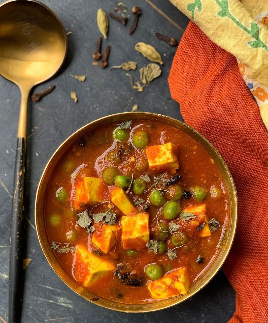 Archana's Kitchenさんのインスタグラム写真 - (Archana's KitchenInstagram)「Try this delicious, easy to make classic North Indian Matar Paneer Recipe which has a perfect combination of whole spices in a tomato gravy. Serve the Matar Paneer along with hot phulka or jeera rice for a comforting meal! Get the recipe from the smart.bio link in my profile @archanaskitchen」12月10日 14時30分 - archanaskitchen