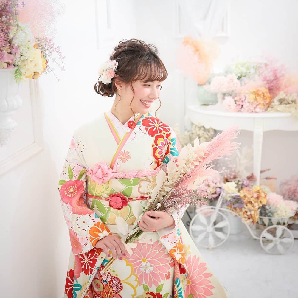 Furisode20のインスタグラム：「2021年に成人式を迎えるお嬢様 前撮り撮影受付中です♡  当日は式に参加できない方も、お写真で振袖姿を残しませんか？ お持ち込みの着物でご撮影も🆗  ユースマイルなら撮影時の着物・着付・ヘアメイク、全て揃って安心♪ ご両親のお着物もご用意しております(別途料金)  詳しくは公式ホームページまで✨  2022年・2023年のレンタル予約も受付中です。 まずはお衣装合わせにお越し下さい※事前にご予約ください  【年末年始のお知らせ】 2020年12月30日（水）～2021年1月2日（土）まで全店休業いたします。 ＷＥＢ予約は年末年始もお受付しております。 商品のお届け・その他年末年始のご対応に関しましては、公式ホームページのインフォメーションをご覧くださいませ。  新年の営業は2021年1月3日（日）9:00からとなります。 メールでのお問い合わせ等に関しましては 2021年1月3日（日）以降、順次ご対応をさせていただきます。  ..｡. .｡..｡. .｡..｡. .｡..｡. .｡..｡. .｡..｡. .｡..｡. .｡..｡. .｡..｡.. . ＊振袖・袴専用Instagram @yousmile20furisode ・ .＊ユースマイル(キッズ写真館)のInstagram @photostudio_yousmile ..｡. .｡..｡. .｡..｡. .｡..｡. .｡..｡. .｡..｡. .｡..｡. .｡..｡. .｡..｡.. . #神戸 #20 #フォトスタジオ #ヘアメイク #アンジュエール #ユースマイル  #姫路 #前撮り #成人式前撮り #ハタチ #成人式 #振袖 #振袖ヘア #ヘアスタイル #ヘアアレンジ #カラーメイク #卒業式前撮り #卒業式ヘア #インスタグラマー #兵庫 #かわいい女の子 #振袖レンタル」