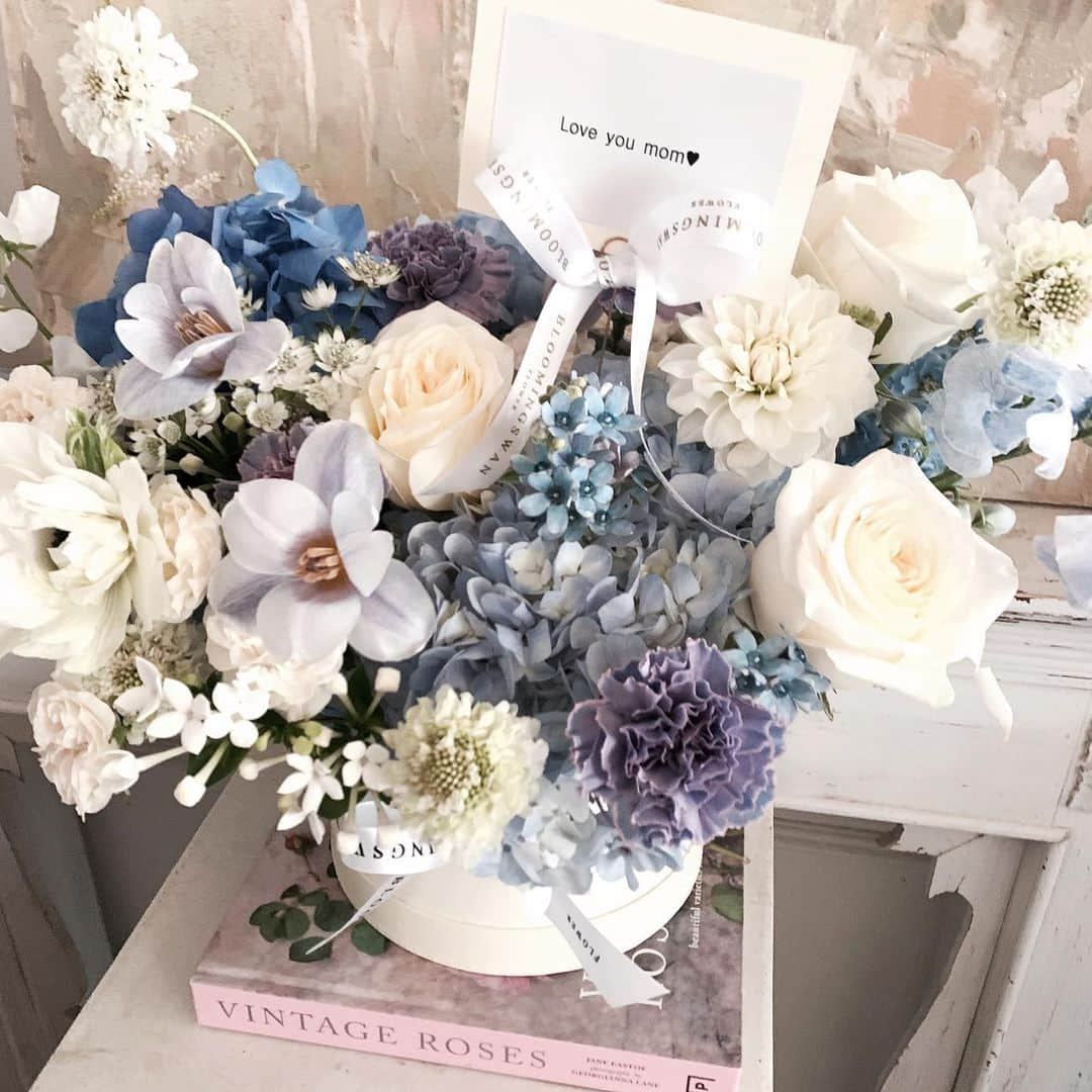 Florist.janeさんのインスタグラム写真 - (Florist.janeInstagram)「어제 예약주문으로 나간 #블스박스 💙  꽃이 풍성하게 들어갔습니다 💙   . . . . . 👆🏻블스 주문건 경우 배송료는 모두 별도 입니다. . ✌🏻배송 시간은 매번 달라지는 교통 상황에 따라 정각에 맞출  수 없으며 대략적인 시간대에 배송해드립니다.(ex 1시-2시)  👌🏻상품 문의시 원하시는 작품 캡쳐후 문의주시면 빠르게 답변도와드리겠습니다💕  🤟🏻매번 달라지는 꽃 시장 상황에따라 샘플 사진과 100% 동일하게 제작은 어렵습니다. 최대한 비슷하게 또는 사진 보다 더욱 예쁘게 제작해드리니 전적으로 플로리스트 의견을 믿어주세요 🙏🏻  .  . . .  . . #블루밍스완 #꽃스타그램 #연예인서포트 #일상 #꽃집 #논현동꽃집 #꽃선물 #크리스마스선물 #프로포즈 #프로포즈꽃 #결혼기념일 #기념일선물 #와이프생일 #와이프선물 #선물스타그램 #flowers #축하선물 #여자친구선물 #부모님선물 #환갑선물 #강남꽃배달」12月10日 14時33分 - jane.florist