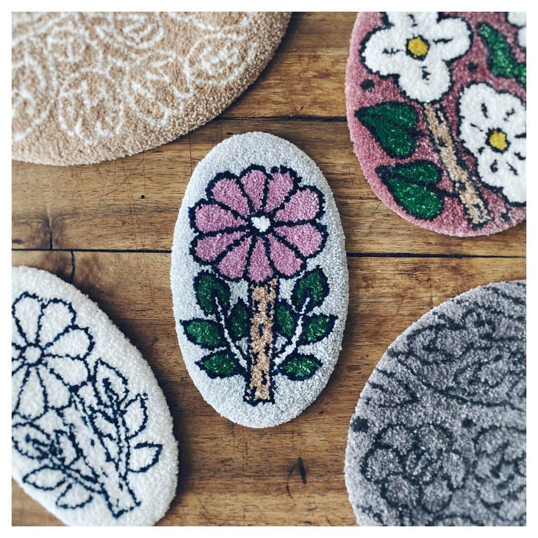 樋口愉美子さんのインスタグラム写真 - (樋口愉美子Instagram)「. Punch needle embroidery flowers 🌷 落書きのようなラフな花の図案たち。 ループをカットする前に、針でループ同士の絡まりを解く作業をすると仕上がりが美しくなりますよ。全てDMCのハッピーコットンを使っています。 . . 発売中「刺繍糸で愉しむパンチニードル」﻿樋口愉美子（主婦と生活社）﻿ . . #punchneedle #needlepunch #punchneedlepen #embroidery #ボタニカル #刺繍 #刺しゅう #handmade #パンチニードル #刺繍糸で愉しむパンチニードル #ニードルパンチ #dmcthreads #樋口愉美子 #yumikohiguchi #Botanical #punchneedleworld #punchneedleembroidery」12月10日 14時36分 - yumikohiguchi