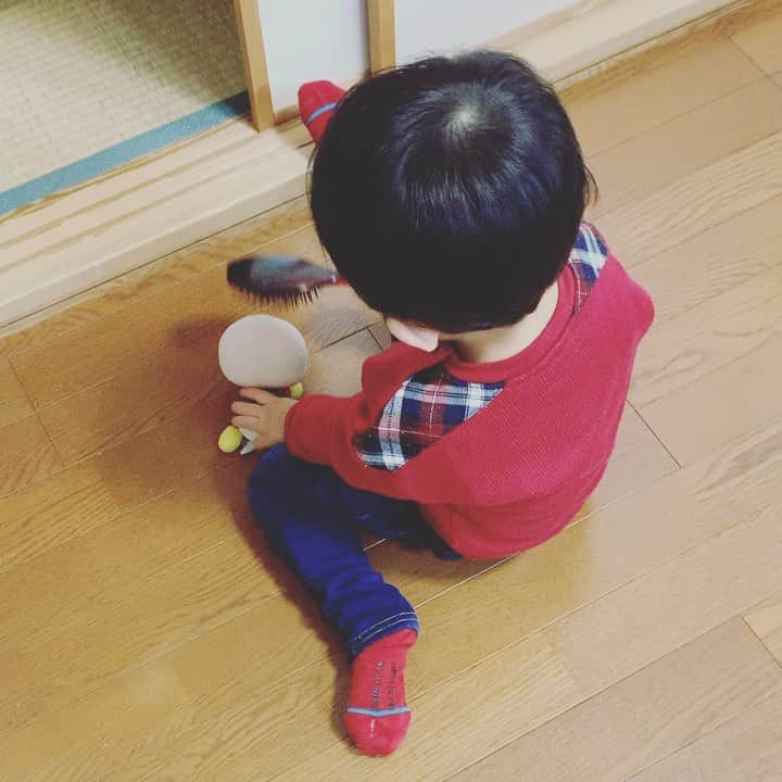 百千糸のインスタグラム：「アンパンマンをブラッシング。  髪の毛生えてないけどね。笑」