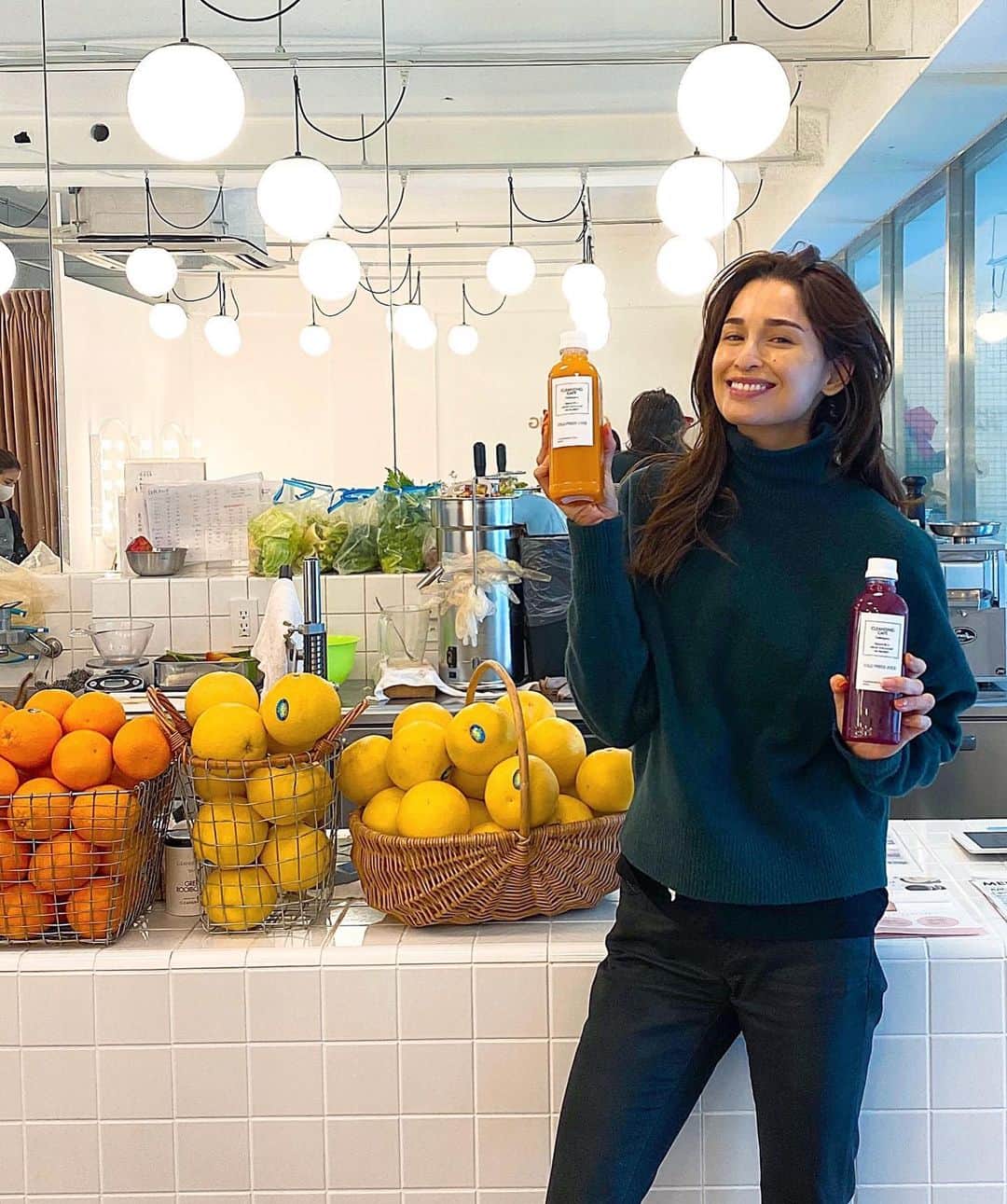 のインスタグラム：「前月お誕生日会が続いていたから食べすぎたり、 お酒も飲んでいたからプチクレンズジュースを 今日から二日間クレンズジュース始めます❣️ ・ 昔から仲良ししている @cleansingcafe  オーナー姉妹の @makiko_imaizumi  @tomoko__imaizumi 🥰 ・ @cleansingcafe のクレンズジュースプログラムを 何回かやった事がありまーす😉🥤 ・ 身体全体のむくみが取れるし、 お腹がペタンコにもなるし、 お肌の状態が良くなりたりするから クレンズができる時におすすめ😃 ・ クレンズジュースプログラムを2日間 がんばりまーす🥤😆❤️ ・ I’m starting 2 days juice cleanse from today @cleansingcafe 😃🥤 ・ #juicecleanse#cleansingcafe#daikanyama #クレンズカフェ#クレンズカフェ代官山」