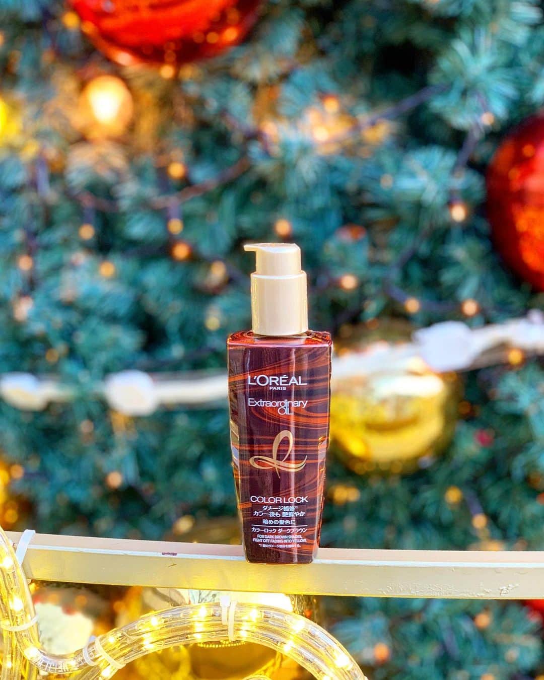 のインスタグラム：「🎄🎁🎅🌟  @lorealparis  𝐥𝐨𝐫𝐞𝐚𝐥𝐩𝐚𝐫𝐢𝐬 カラーケア専用ヘアオイル✨✨  ダメージ補修もできて カラー後、毎日14日間使用する事で カラー後の色落ちや 黄ばみを抑えるケアができるの♡  髪表面をコーティングし 髪の中の色素が流れ出るのを防ぎ 色味を閉じ込めるんだって♡  ⬆️色落ちしやすく黄ばみがちな私の髪 前回のカラーから時間経っているので 次回のカラー後に使ってみようかと思う♡  ファッションカラー、白髪染め どちらの髪にも使えるみたいです♡  .  #ロレアルパリヘアオイル #カラーロックヘアオイル #14日間カラーロックチャレンジ #ロレアルパリ #ヘアオイル #ヘアカラー #色落ち #ダメージヘア #PR#lorealparis #loreal #美髪#ヘアケア#ストレートヘア #ロングヘア#ヘアスタイル #コスメ#コスメマニア#コスメ購入品 #新作コスメ #コスメ好きさんと繋がりたい #美容#Xmas#Xmastree#クリスマスツリー ✩ ⋆ ✩ ⋆ ✩ ⋆ ✩ ⋆ ✩﻿ ⋆ ✩ ⋆ ✩﻿ 見て下さった方(*´︶`*)♡Thanks!🎄🎁🎅🌟」