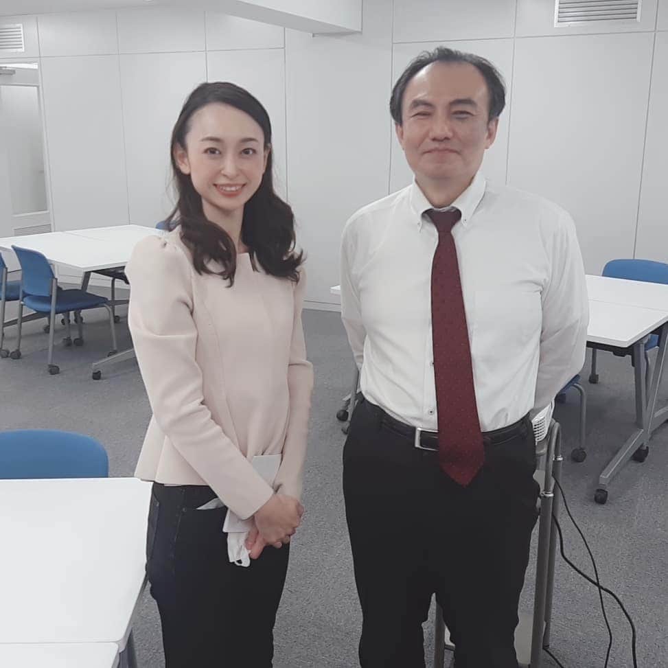 瞳ゆゆのインスタグラム：「昨日の企業様VP撮影後、 NPO法人SoELa理事の郷原様とお打ち合わせ😊  お話をお聞きして、私にしては珍しく、｢あ、それやります！ご一緒させてください。｣と即答。  探していたピースを見つけた感じで、妙に腑に落ちた。  2021年は、宝塚OGのできること・得意なことの経験をブランド化する｢宝塚ブランド事業｣内で2本事業を走らせる。  ということで、キャリア形成したいOGの皆様を大募集！(ここで？笑)  立ち上げから関わってくださる方も。。ご連絡します！  #宝塚og #打ち合わせ #セカンドキャリア #キャリア形成 #宝塚」