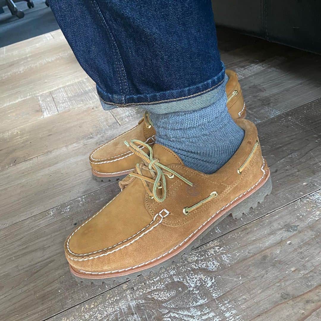 STYLERのインスタグラム：「#編集部の足元  今日の朝、嫁に「おじさんっぽいね」と言われた溝口の足元。そろそろこんな感じのオーセンティックなアイテムも気分ですが合わせには注意が必要のようです。靴下は最近お気に入りのヘルスニット×ビームスの靴下。これならホワイトのほうがよかったかも。 #engineeredgarments #timberland #timberland3eye #healthknit #モカ縫いがやめられない」