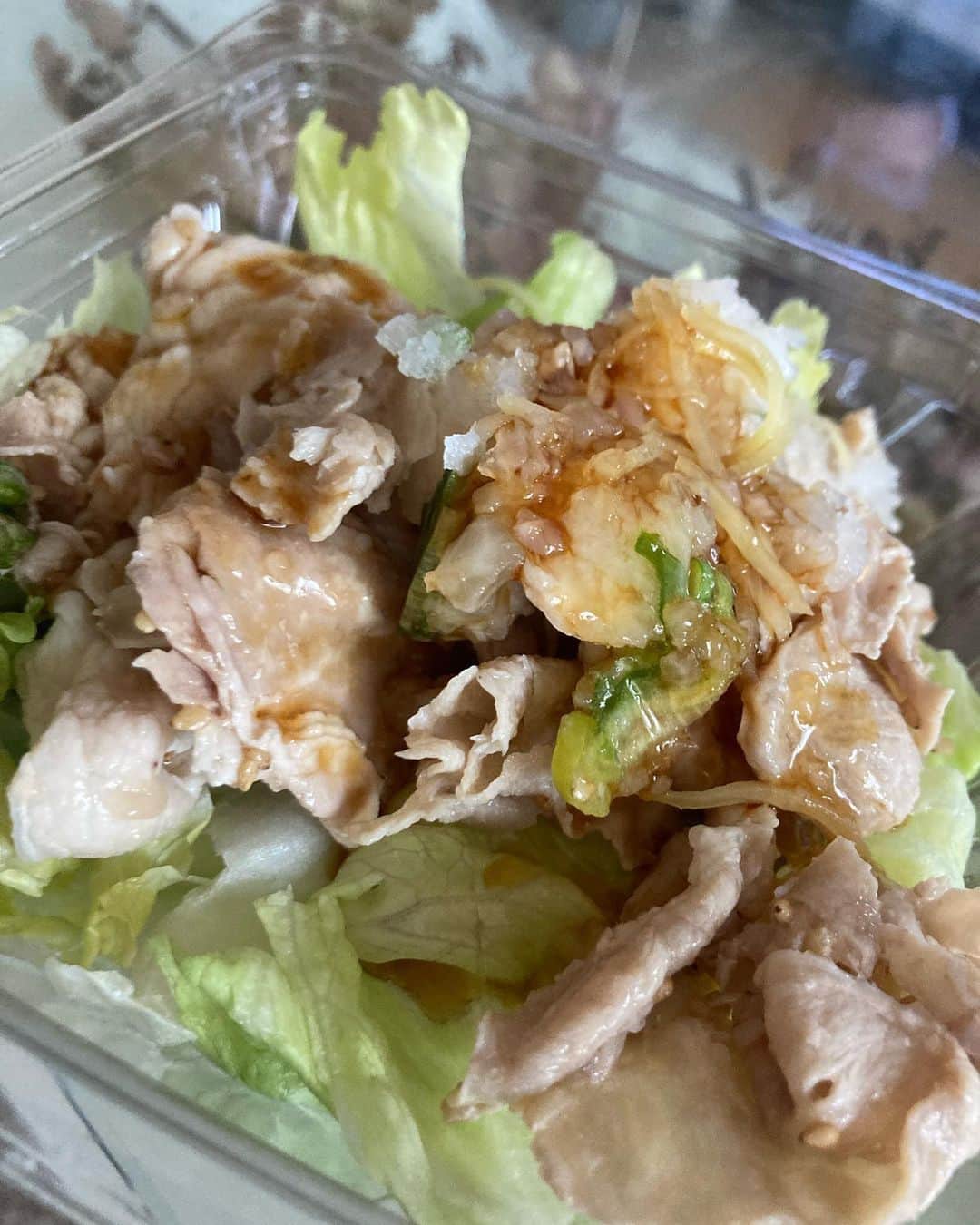 宮戸洋行のインスタグラム：「2日前、パーソナルジムに初めて行きました！昨日今日と足が筋肉痛でうまく歩けません…今日腹筋にも筋肉痛がきました…体組成計では年齢が40歳でした…カウンセリング時になりたい身体は？と聞かれ『女性っぽい身体になりたいです』というトチ狂った答えにも笑顔で対応してくださったトレーナーさんと頑張っていきます！」