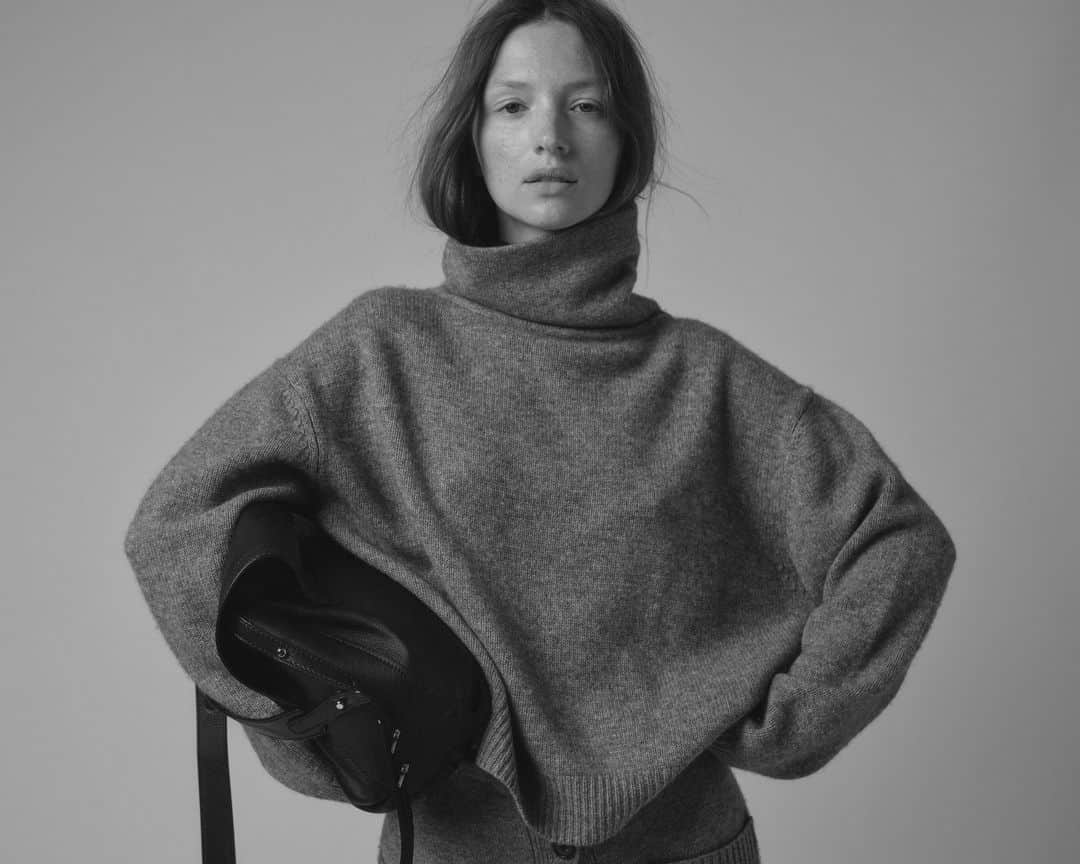 のインスタグラム：「COOL "EVERYDAY BAG" AND PERFECT KNITWEAR⁣. (Link in bio to discover our bags selection for this winter) ⁣ photo - @thomasgoldblum⁣ model - @martinaprekopova⁣ ⁣ #knitwear #totallook #barbarabui #fw20 #greyknit #leatherbag」