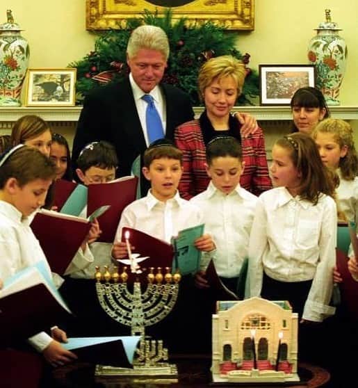 ヒラリー・クリントンさんのインスタグラム写真 - (ヒラリー・クリントンInstagram)「Happy Hanukkah to everyone celebrating. Wishing you light, courage, and hope.」12月11日 1時50分 - hillaryclinton