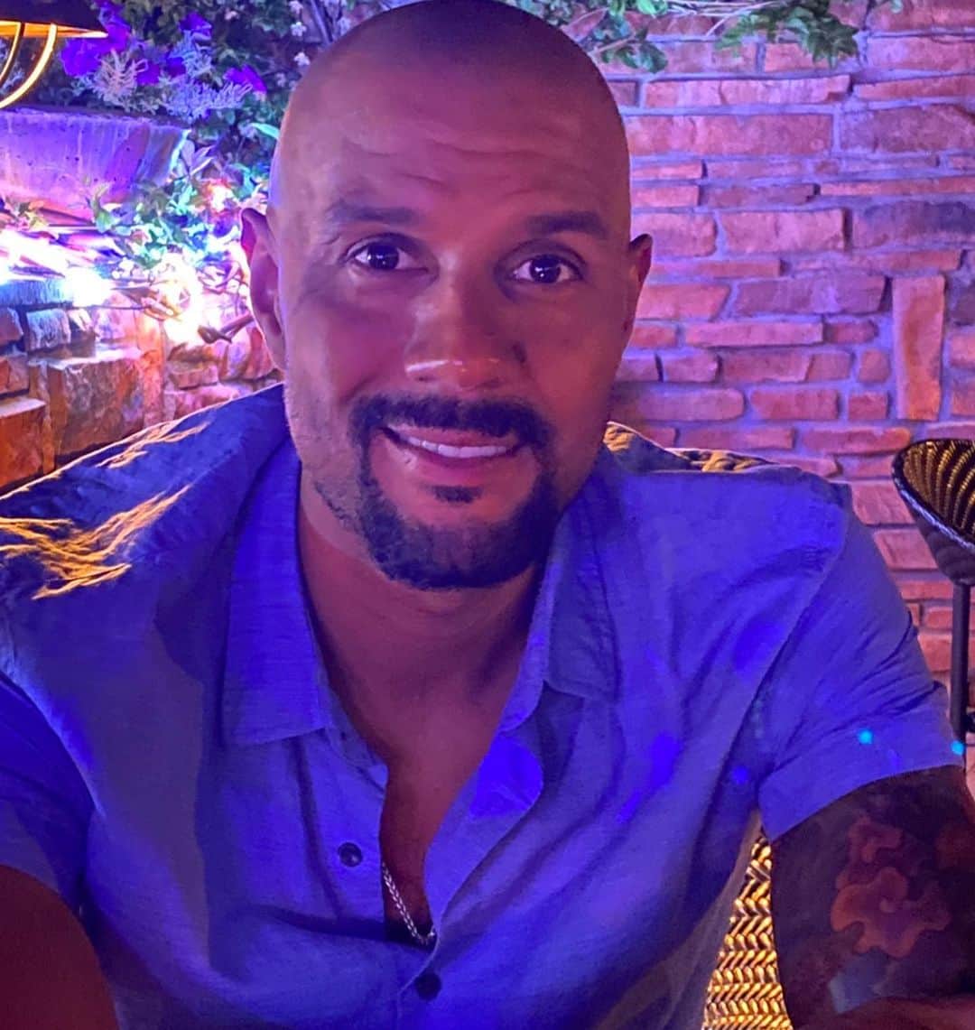 ロッチェル・エイツのインスタグラム：「Please help me wish this handsome husband of mine, @cj121075, a Happy Birthday! 🎁🎊 You are an amazing husband, father, son, and human being! I love you so much and I am blessed to have you in my life! 😘♥️🙏🏽」