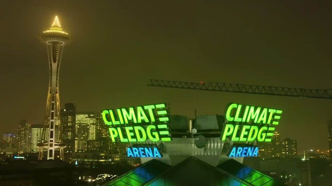 Amazonのインスタグラム：「🌎 @ClimatePledgeArena, the world's first net-zero carbon certified arena, is officially a part of the Seattle skyline, and an important reminder of the need for climate action. #ClimatePledge 🌎」