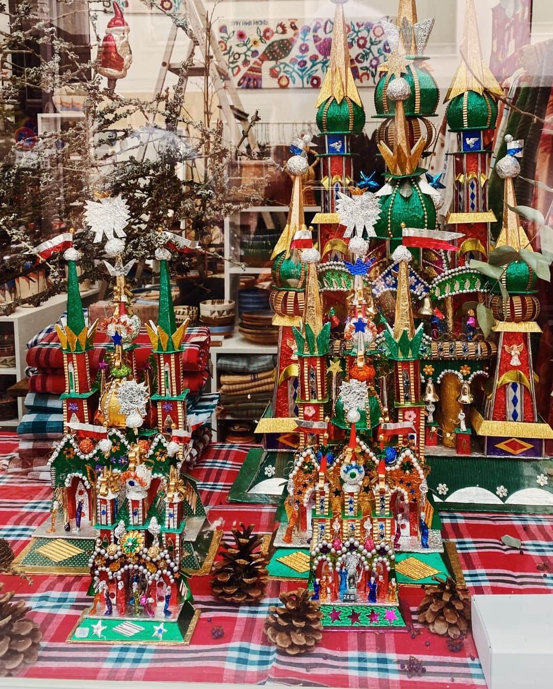 STIL IN BERLINのインスタグラム：「If you are wondering what you are seeing: these are Polish cribs made out of shiny paper and cardboard and you can get them at @international_wardrobe wardrobe in Mitte, one of the stores in my guide to the best shops for holiday gifts in the city that you can now find on stilinberlin.de. If the tips in the list aren't enough, may I suggest you take a look at my Stil in Berlin Shopping Guide with over 200 recommendations, available for 5.90 Euro at the link in my bio.」