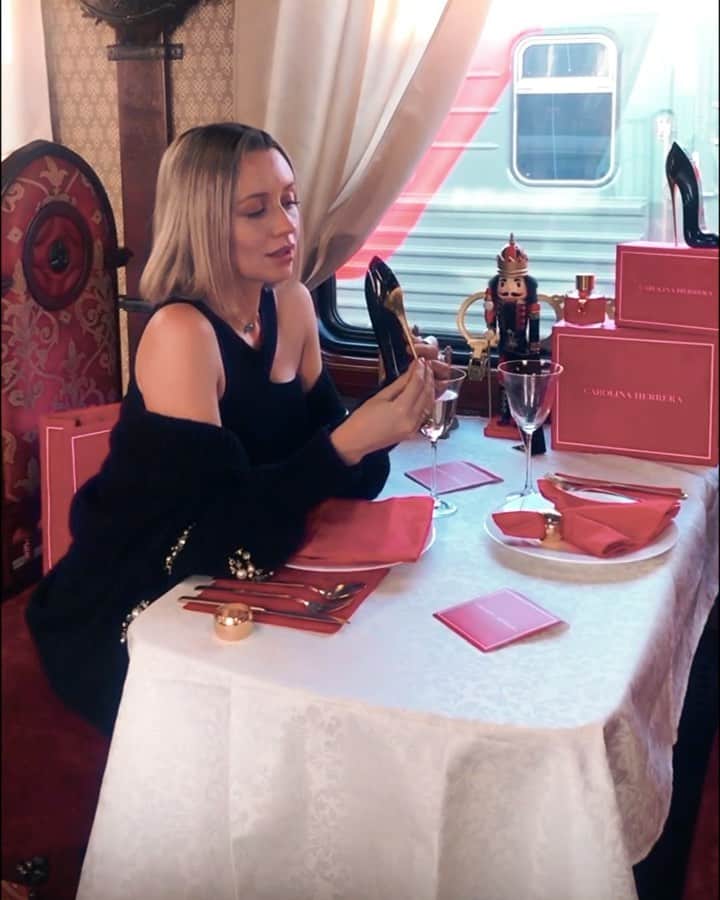 Nataly Osmannのインスタグラム：「Adore trains since being a child ❤️ my dream is to travel once with the Trans–Siberian Railway, connecting Moscow and Russian Far East – it’s the longest railway-line in the world!!  Всё детство путешествуя на поезде, я впитала какое-то особенное состояние, когда ты проезжаешь сотни километров, уткнувшись в окно, а за ним меняется картинка, природа, люди, а ты всё ещё находишься в одной стране. Моей давней мечтой было проехаться по историческому маршруту Транссибирской магистрали Москва-Владивосток. 7 часовых поясов, разные республики, культуры, традиции... особенное волшебство – ехать на роскошном поезде «Императорская Россия». И я благодарна бренду @carolinaherrera , который под Новый год исполняет желания! Покупая любой аромат бренда в @rivegaucheru до 28 декабря, и регистрируя чек на сайте ch.rivegauche.ru  каждый из вас может получить шанс увидеть прекрасные места России и окунуться в атмосферу великолепия царской эпохи, а также забрать другие классные призы.  В 2020 волшебству – быть!」