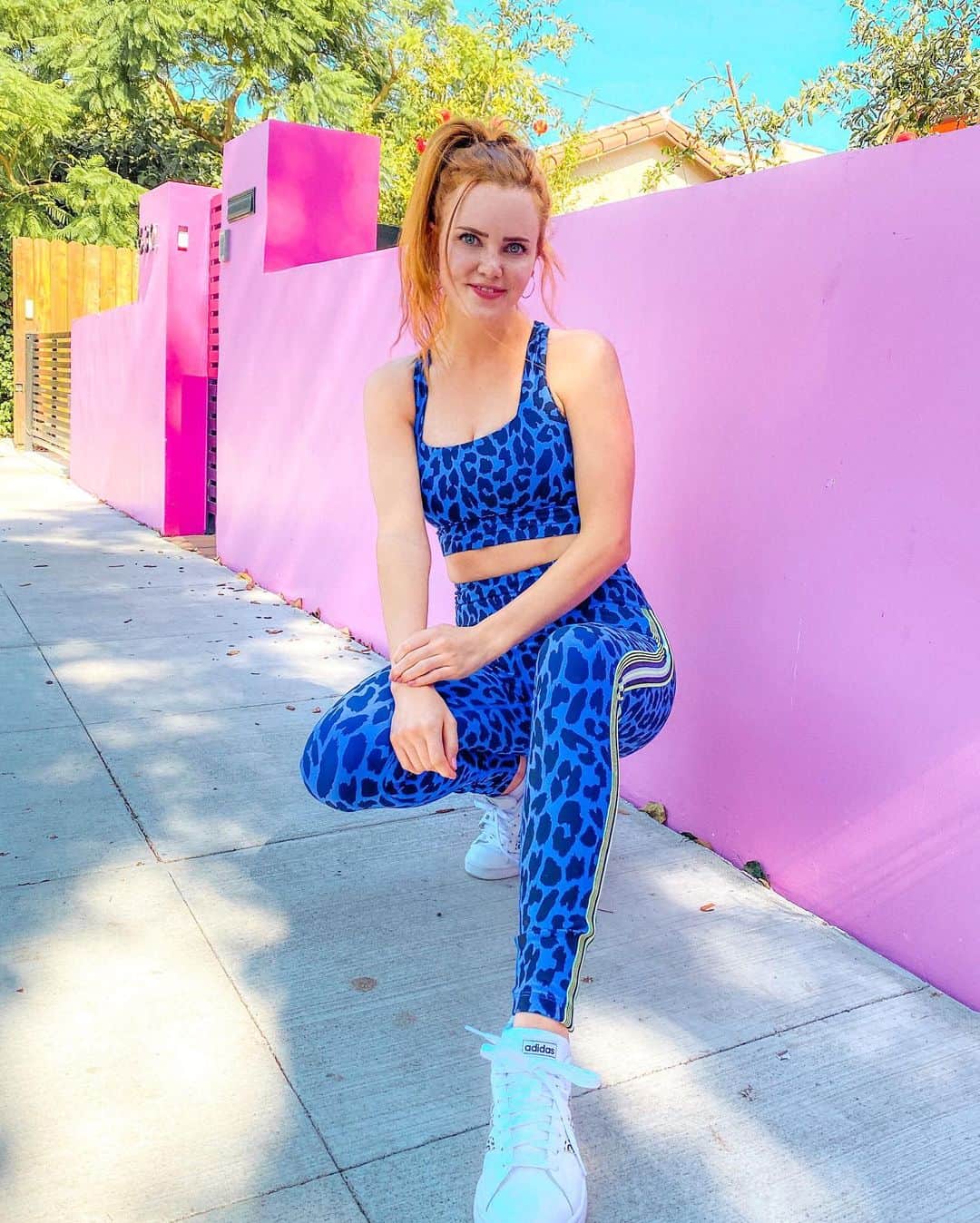 のインスタグラム：「💫 If you wake up & wonder how lovely you are.. the answer is: VERY. ❤️😘  - #OOTD - Obsessed with this fit from @lornajaneactive 😍 - 💭 QOTD: On a scale of 1-10 how are you feeling today?  💥 To be honest I’ve been on a good streak of feeling good (and mostly staying busy) but when I take a second to stop, aka this week, I feel the “emotions” all catching up. So today I feel a 5/6. But it’s like that feeling where you feel nauseous before you throw up, except it’s with the emotions just sitting right at the edge of exploding. 😂 So hanging on to my sanity and imana go write a song! 🤓 -」
