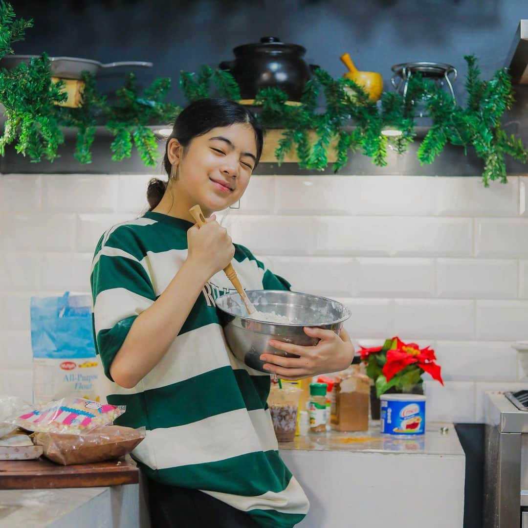 Niana Guerreroさんのインスタグラム写真 - (Niana GuerreroInstagram)「baking and bonding 👩🏻‍🍳🤩🎄#gingerbreadhouse new vlog on bros channel 🎥」12月11日 0時23分 - nianaguerrero