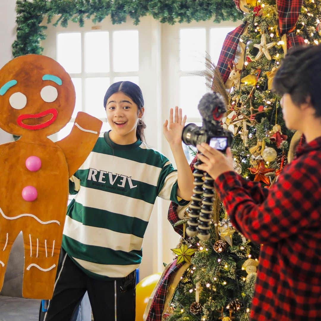 Niana Guerreroさんのインスタグラム写真 - (Niana GuerreroInstagram)「baking and bonding 👩🏻‍🍳🤩🎄#gingerbreadhouse new vlog on bros channel 🎥」12月11日 0時23分 - nianaguerrero