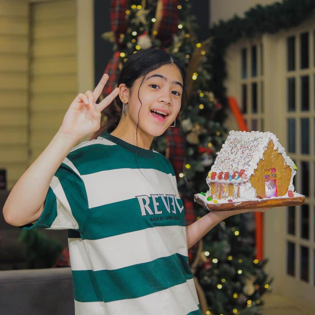 Niana Guerreroのインスタグラム：「baking and bonding 👩🏻‍🍳🤩🎄#gingerbreadhouse new vlog on bros channel 🎥」