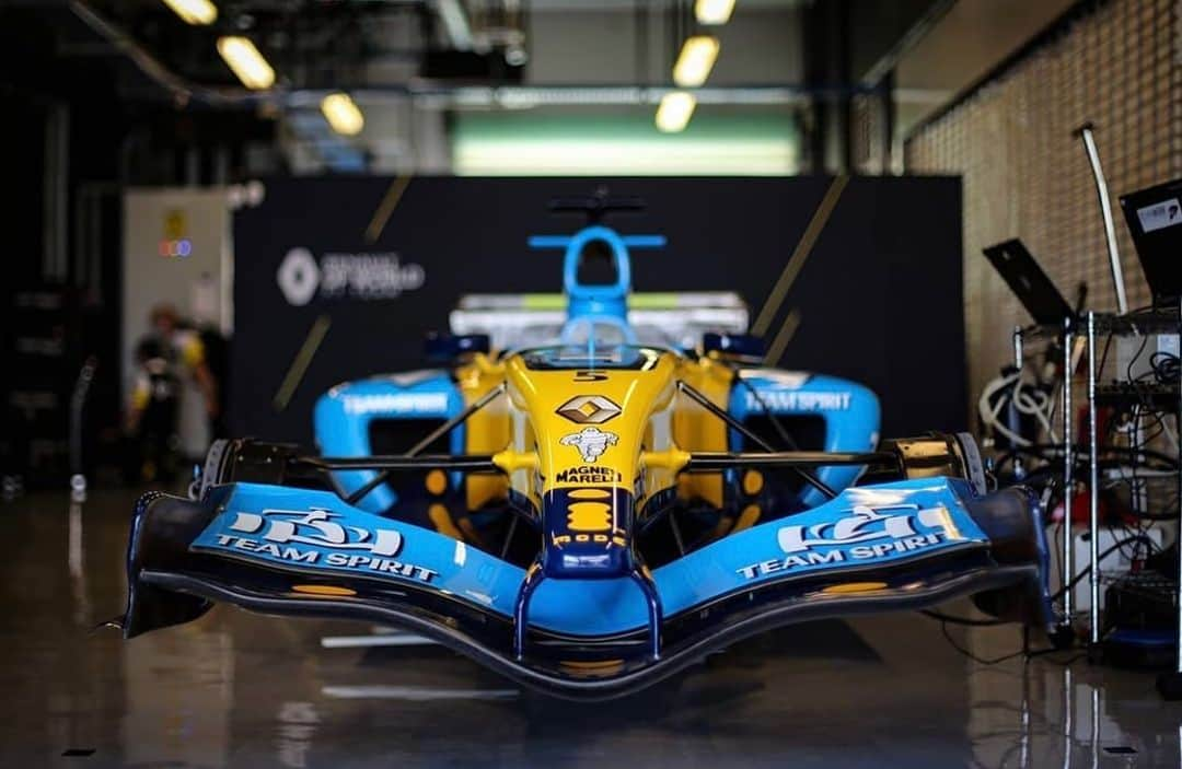 フェルナンド・アロンソさんのインスタグラム写真 - (フェルナンド・アロンソInstagram)「See you tomorrow ...🎵🎵 @renaultf1team #RSspirit #R25 #v10 #f1」12月11日 0時23分 - fernandoalo_oficial