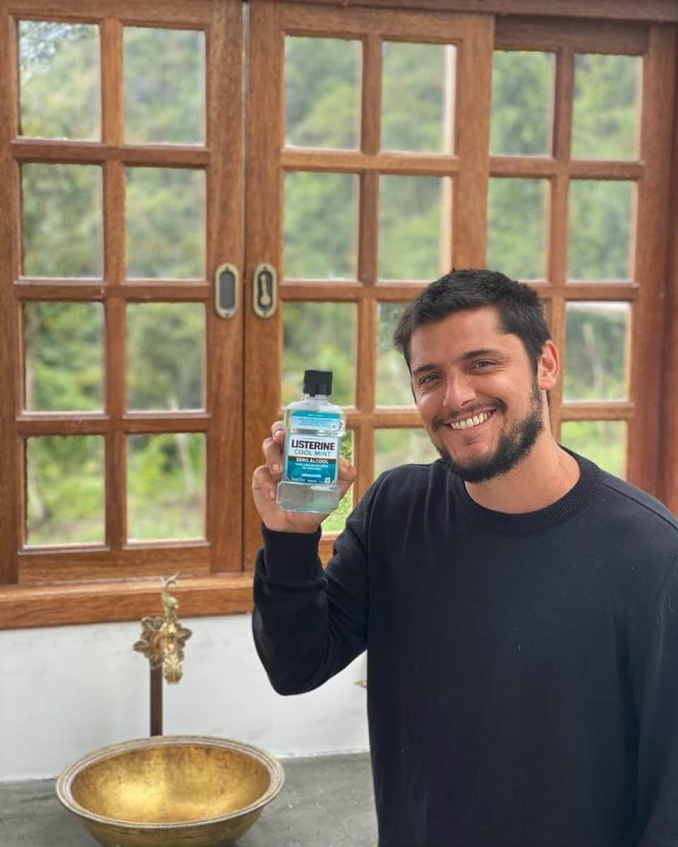 Bruno Gissoniさんのインスタグラム写真 - (Bruno GissoniInstagram)「Saúde começa pela boca e cuidar da minha boca é importante para a saúde do meu corpo como um todo. Além de escovar e passar o fio dental, 30 segundos de bochecho com Listerine pela manhã e 30 à noite após a escovação e o uso do fio dental garantem 24 horas de proteção. Assim como uma rotina de exercícios, sono regular, e alimentação saudável, a rotina diária de cuidado da saúde bucal é muito importante, afinal, saúde aqui é prioridade para que família sempre esteja disposta e bem @listerinebr #minharotinalisterine #bocalimpaesaudavelcomlisterine #PUBLI」12月11日 0時27分 - brunogissoni