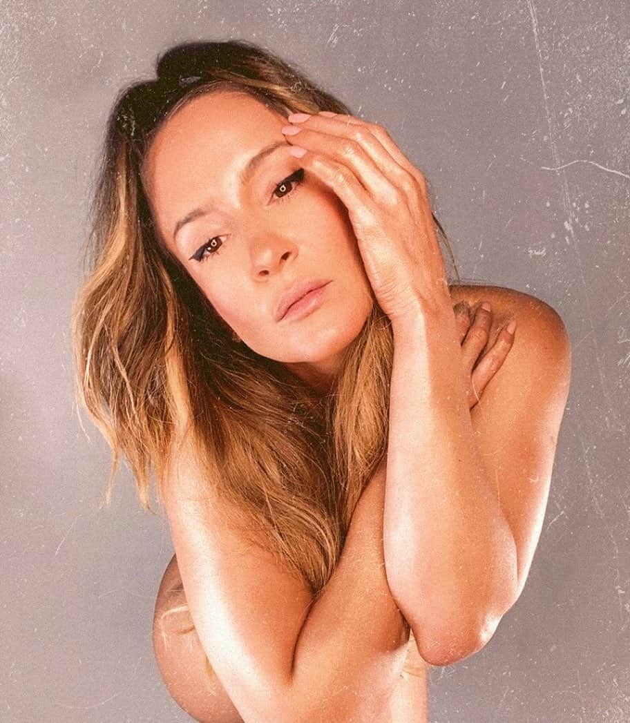Claudia Leitteのインスタグラム：「Hoooooje o nosso sol nasce às 20h! Dando sequência ao já lançado lyric de Desembaça, teremos mais 3 novos, que dão continuidade à história através de cada faixa do EP #ClaudiaLeitteSolASol e vocês poderão escolher o desfecho da jornada da nossa personagem!!! Já inscrevam-se no canal pra acompanhar e fazer parte de #SolASol ☀️ HOJE, ÀS 20H!!!!!!! Eita!!!! Link na bio」