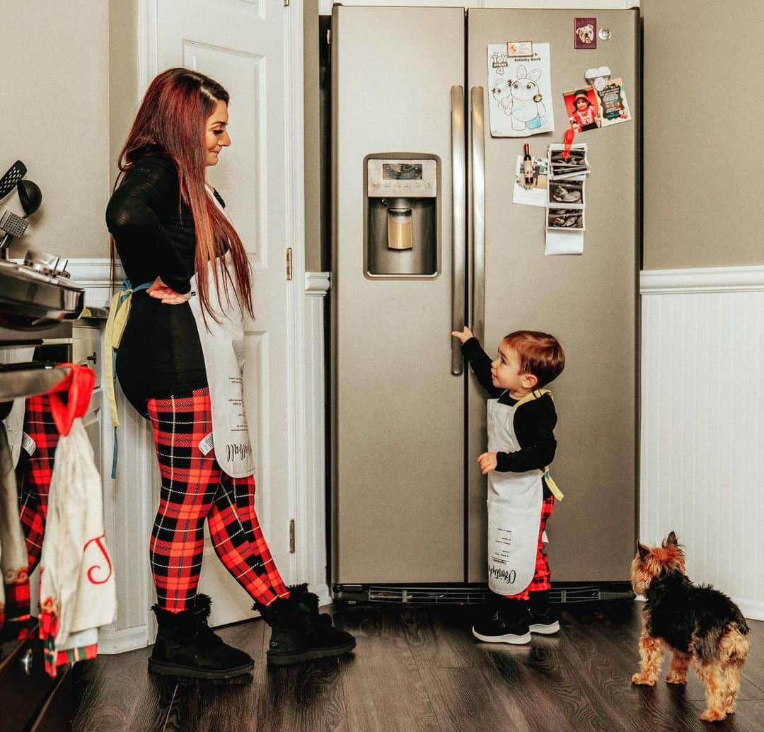 ディーナ・ニコール・コルテーゼのインスタグラム：「Last chance to order your aprons to get them before the holidays!!! If your looking to order these amazing aprons as gifts go to @christopherjohnclothing and Click link in bio to order your mommy and me aprons today !! 💙💛 #christopherjohn」