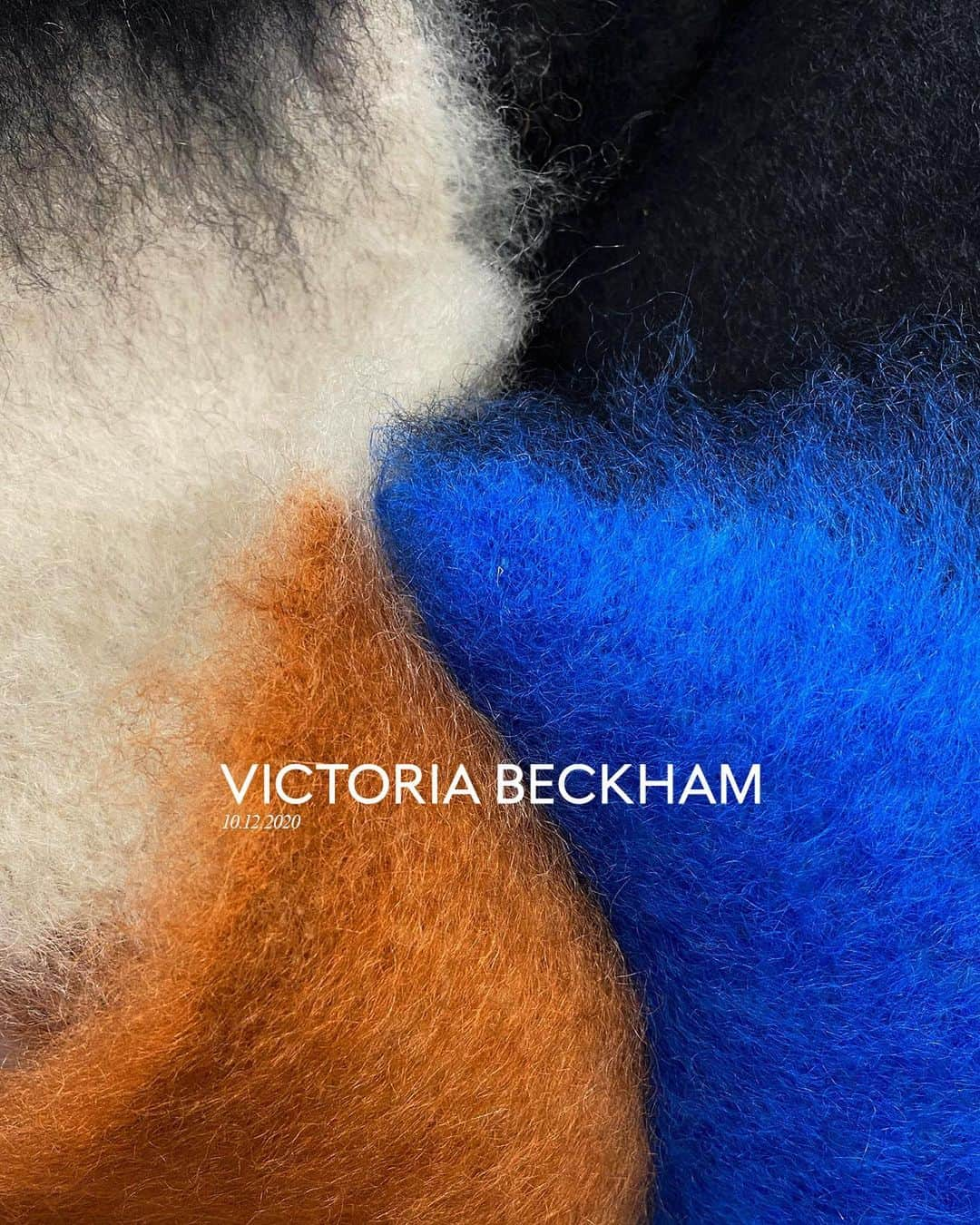 ヴィクトリアベッカムさんのインスタグラム写真 - (ヴィクトリアベッカムInstagram)「Introducing Victoria Beckham At Home.   A limited edition collection of blankets, cushions and scarves, expertly crafted from a luxurious mohair and wool blend. Made in limited runs of just 50 pieces per style, each features an individual leather patch, hand-stitched with its unique product number.  Discover more at victoriabeckham.com」12月11日 0時36分 - victoriabeckham