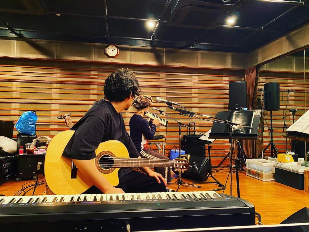 山田義孝のインスタグラム：「💥💥 💥 あと3日✌︎ 12月13日下北沢ビックマウスから 生配信✨✨✨ 経費を差し引いた全額を寄付する 僕らにとって大切な意味のある 生配信ライブ『HOME』 是非観ていただきたい。 力を貸してくれる全てのスタッフさんにも感謝を込めて。 #吉田山田」