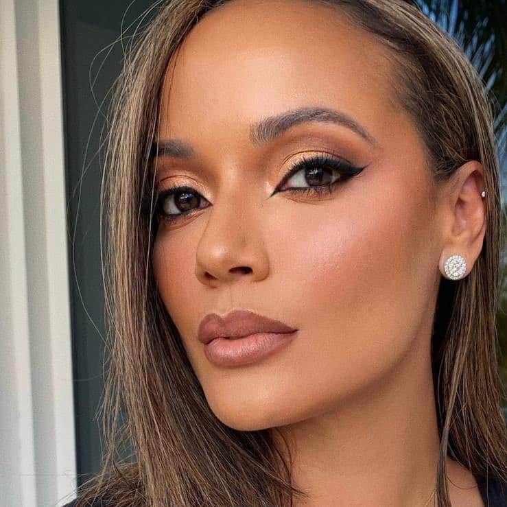 セリタ・エバンクスのインスタグラム：「Uughhh it’s the eyeliner for me!! There’s nothing like the perfect cat eye! @jaaliyahs calls this the “Fox”. Her precision is on point. When I do it... not so much. More like a Panda🤷🏽‍♀️😩 lol #beauty #Skincare #contouring  #blend #GoodLook #Cleanbeauty #makeup #professional」