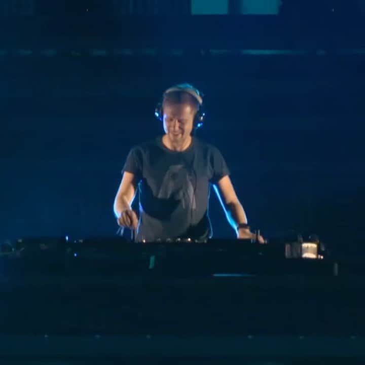 Armin Van Buurenのインスタグラム：「I’ve added my personal Top 20 of 2020 to the beginning of my ‘Presents’ playlist! Which tracks were your favorites from this year? 😄 (link in bio)」