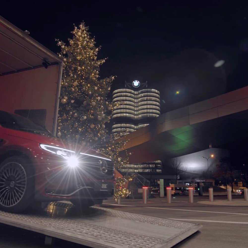 BMWのインスタグラム：「You know the location, but this time there's a special guest star.  Two brands, one mission: Standing together in challenging times - @MercedesBenz and @BMW want to celebrate the holidays together in peace and love. This is why a BMW iX3 is a guest at the Mercedes Dealership in Munich and a Mercedes at the BMW Welt.   Happy Holidays!  #BMWWelt #MercedesBenz」
