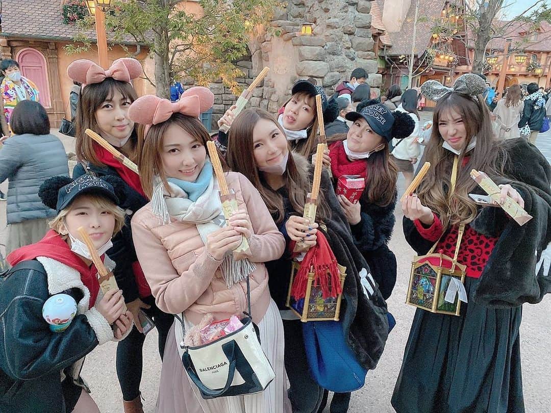 のインスタグラム：「大好きなLaLasweetメンバーと、夢の国へ^ - ^  仕事だけではなく、プライベートもみんなで幸せになるように、私が出来ることを精一杯していきたいって思える、仲間💕  大好きー  一緒にこれなかったLaLasweetメンバーも沢山🥺 いつか全員で行きたいな^ - ^  私を信じてついてきてくれる、メンバーとファンの人は絶対に守ります😊  本当に、幸せ者です。 みんなありがとう」