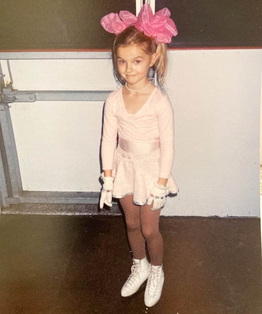 ナタリヤ・ポポワのインスタグラム：「Girl in pink!🌸⛸😃 #throwbackthursday #thanksmom #figureskater」