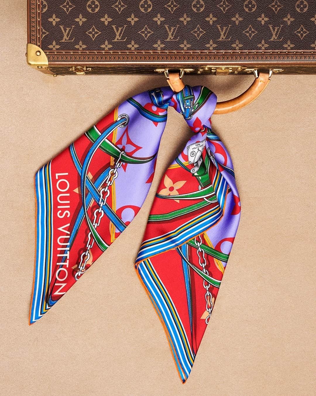 ルイ・ヴィトンさんのインスタグラム写真 - (ルイ・ヴィトンInstagram)「A colorful accent. Big or small, #LouisVuitton’s holiday selection offers something for everyone. Explore the new #LVGifts campaign via link in bio.」12月11日 1時00分 - louisvuitton