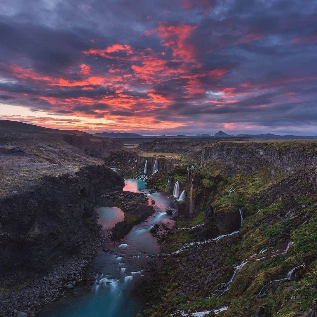 Discover Earthさんのインスタグラム写真 - (Discover EarthInstagram)「Who'd like to head to iceland on a winter trip?   With waterfalls and glaciers, geothermal landscapes and awe-inspiring rock formations, Iceland is bursting with unmissable natural attractions. These extraordinary sights are sure to leave a lasting impression.  Many travellers head to the country in the summer months, when mild weather conditions allow easy exploration of the surreal terrain. Only the adventurous would usually think of visiting in winter. The coldest months in Iceland – where temperatures hover around 0°C – can certainly be abrasive, and the roads can be treacherous.  The temperatures can drop below freezing, but they are no worse than at most winter resorts this time of year.  You'll be able to see the Northern Lights. You’re most likely to spot the naturally occurring phenomenon between late September and April – another tantalising reason to book a trip in the next few months.  Iceland’s Blue Lagoon is regularly voted a favourite destination, but it can get crowded in the busy summer months. The venue is scheduled to reopen in December 2020 after a temporary closure due to Covid-19.  There are other natural lagoons and springs in Iceland, but you’ll need to make sure you only visit ones that are open to the public. It might be cold outside, but the temperatures of unmonitored pools can fluctuate wildly.  If you’re feeling even more adventurous, you can hike across Vatnajökull – Iceland’s most popular glacier, and Europe’s largest.  An invaluable resource is the Icelandic Road and Coastal Administration website. Be sure to check this every day before travelling, to make sure your planned route is open and safe to drive. Iceland is relatively straightforward to navigate, but it never hurts to take the relevant precautions.  #discovericeland🇮🇸 with @iuriebelegurschi  . . . . .  #iceland  #everydayiceland  #igersiceland  #inspiredbyiceland  #icelandair  #mystopover  #ig_iceland  #icelandtravel  #visiticeland  #icelandic  #whyiceland  #exploreiceland  #discovericeland  #aroundiceland  #unlimitediceland  #icelandsecret  #loves_iceland  #islandia  #bestoficeland  #absoluteiceland  #northernlights」12月11日 1時00分 - discoverearth