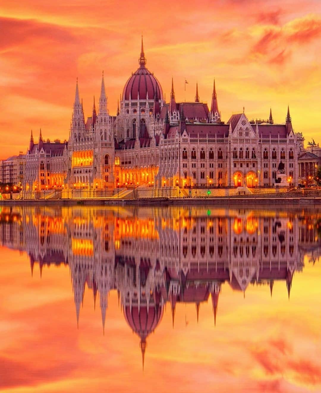 Earth Picsさんのインスタグラム写真 - (Earth PicsInstagram)「The most epic sunrise in Budapest, Hungary 🇭🇺 Tag a friend you want to explore Hungary with! 📷 @pol.albarran」12月11日 1時00分 - earthpix