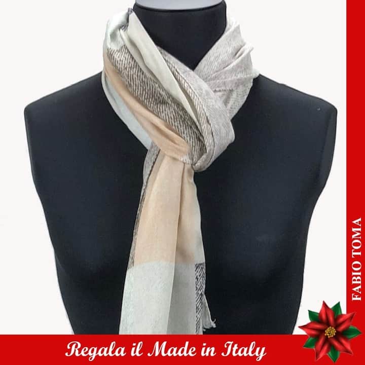 のインスタグラム：「Di questa sciarpa vi dirò solo che... Eh no, dite voi qualcosa stavolta! 🤭😎😁😆🤩 Lasciate un commento qui sotto!  https://www.fabiotoma.com/store/ #xmas2020 #fashion #italy #style #agiftforyou  #rememberme  #nyc #instagood #handsome #girlinsuit #pitti #suitedup #fabiotoma #camicie #cravatte #foulard #sciarpe  #cinture #gilet #giftforher  #Completi #tshirt #bracciali #classywomen #tie #giftsideas #giftsforhim」