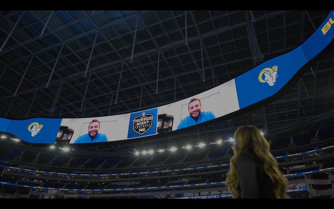 エリン・アンドリューズのインスタグラム：「Nothing like a high angle!!! What a shoot! @rams Head Coach Sean McVay gives us a tour of @sofistadium & gets us ready for tonight’s matchup versus the @patriots! @jsantos1111 & @route30films @elaineoffers @vtrilling @dominiquediazz BRINGING IT for this one!! 🚁🛸」