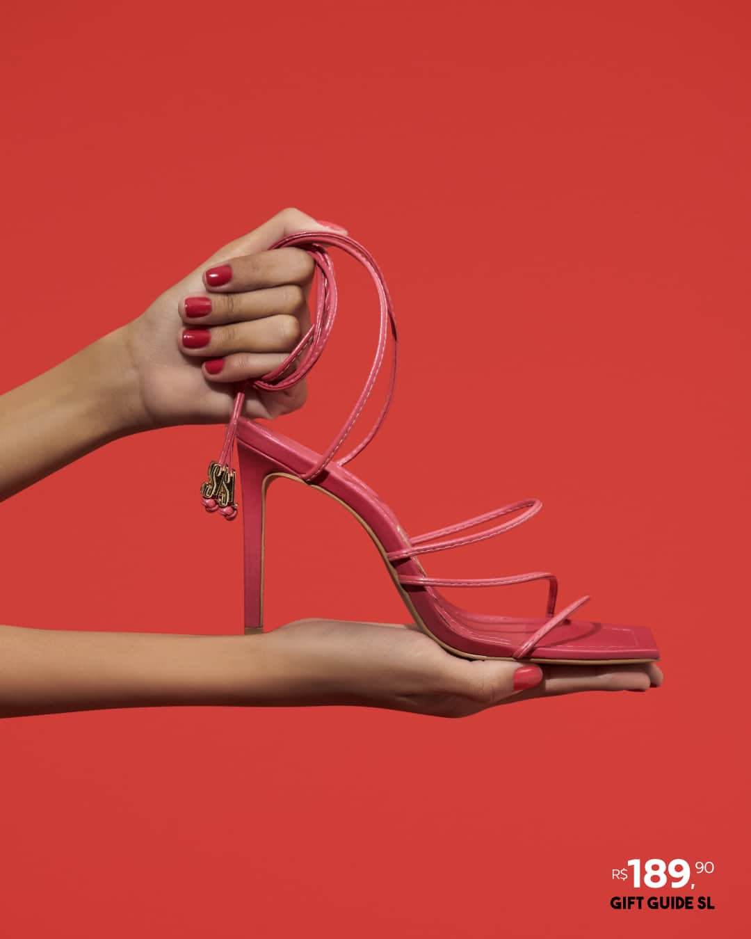 Santa Lollaのインスタグラム：「Ousada e muito estilosa, a sandália pink tem alguns atributos que toda fashionista ama, como as amarrações e a planta quadrada. Você conhece uma amiga que combina com essa sandália? [ 045F.2D2B.0151.02BD • R$189,90 ] #santalollaverao21 #giftguideSL #laceup #highheels #pink」
