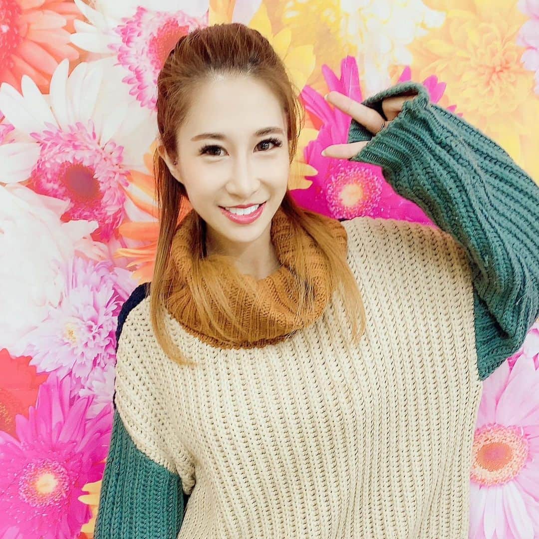 赤崎ティナ（西浦舞由美）のインスタグラム：「たまに胸が苦しくなる。 それが言葉に素直にできない。 泣くことしかできない。 だからシンガーの中で感情出していくって決めたんです。 保育園での虐待から、小学校いじめられっこから、自分を守る為にヤンキーになりました。  保育園虐待はひどいものでした！ ・お昼寝は別室で正座 ・給食はお茶無し ・弁当は親の手作りは食べるな （ゴミ箱に捨てられてました） ・おやつの蒸しパンが大嫌いだけど、無理矢理詰め込まれて、死にそうになりました。 ・絵の具を全裸に塗られました ・雑巾かけしてる上からハサミ落ちてきました。 ・蹴られました ・ビンタされました ・プールは投げ飛ばされました （足からじゃないみたい） ・冬は裸足でした  そんな人生です。 最後までママが傷付くと思って、黙り通して今は正解だったと思ってます。 #シンガーソングライター  #荒波 #感情破壊 #ママのダイヤモンド #クレティナ #実話シンガー #児童虐待　の過去」