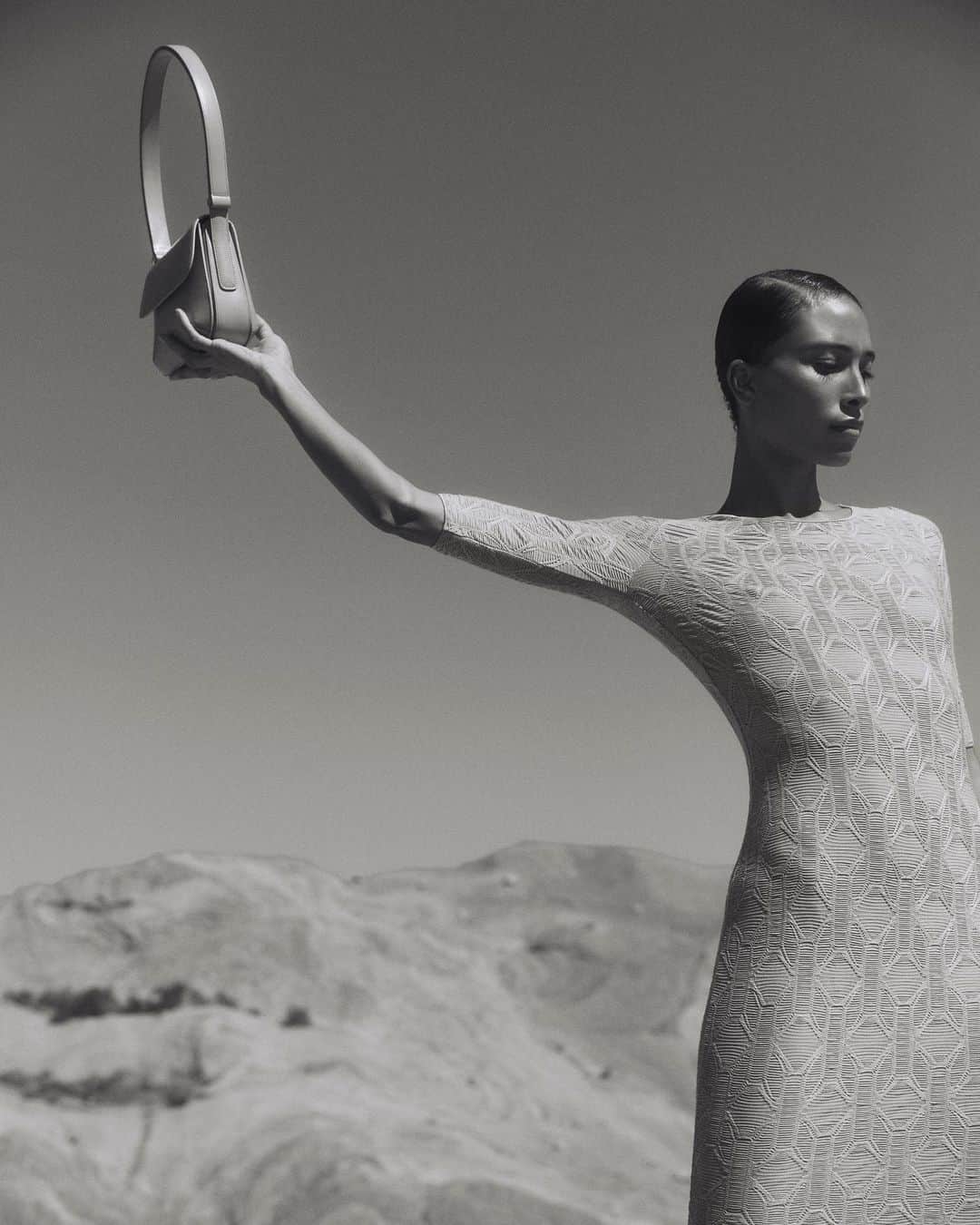 Olivia Maloneのインスタグラム：「@tylynnnguyen channeling o’keefe in the desert」